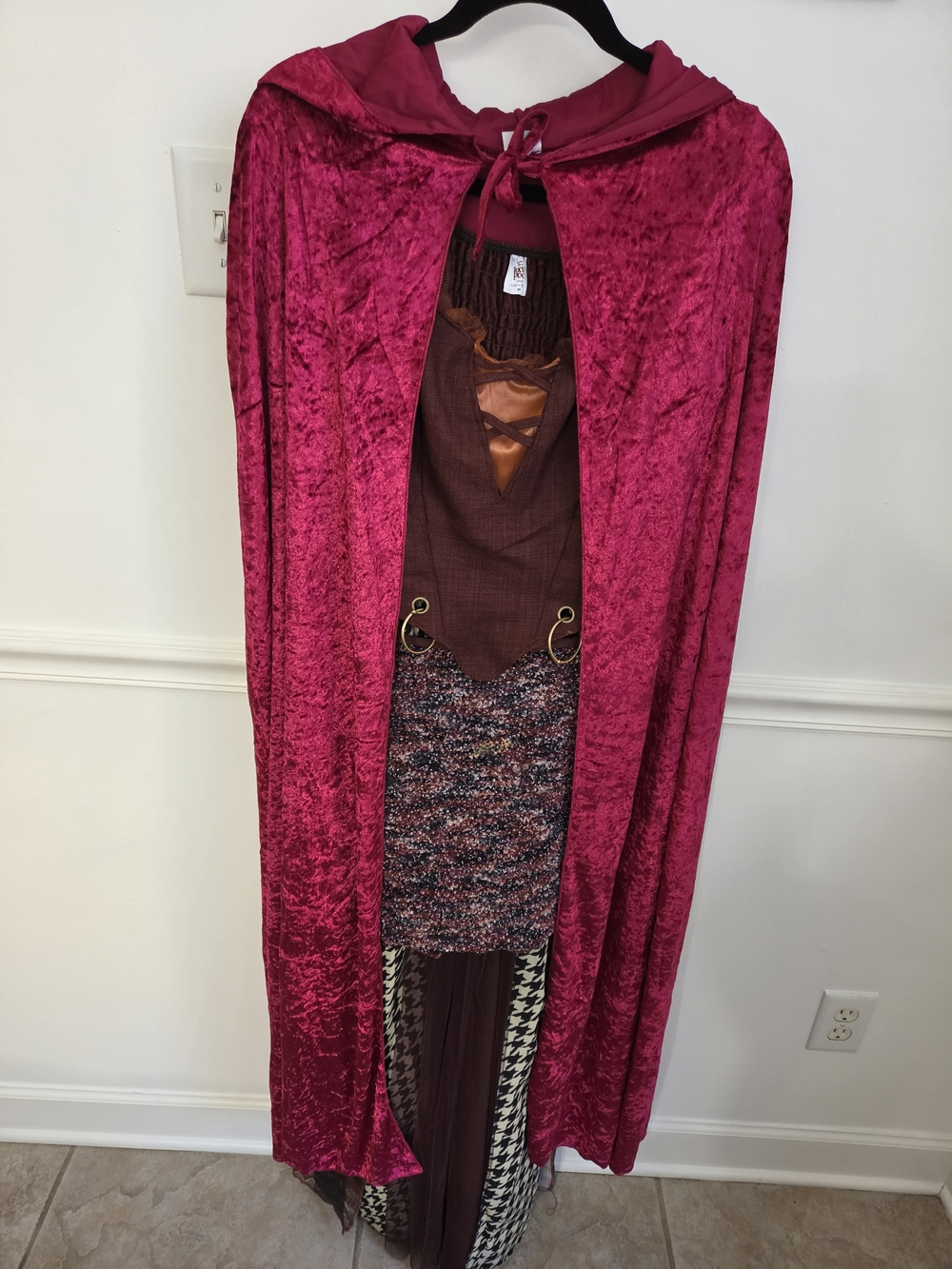 Adult Med. Hocus Pocus Mary Sanderson Costume With Cape